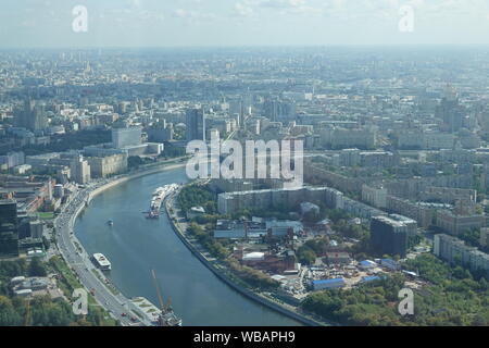 Moskau, Russland. 23 Aug, 2019. Blick über die Stadt Moskau aus dem Panorama Plattform Im Federation Tower, die die Besucher auf dem 89. Stock von 95 Etagen einen 360°-Panoramablick über die russische Hauptstadt bietet. Rund 500.000 Menschen haben in den 374 Meter hohen Turm - das erste Jahr seit der Plattform eröffnet wurde. Nach dem Chinesisch, Deutsche Touristen sind auf dem zweiten Platz unter den ausländischen Besuchern. Credit: Ulf Mauder/dpa/Alamy leben Nachrichten Stockfoto