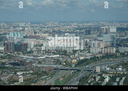 Moskau, Russland. 23 Aug, 2019. Blick über die Stadt Moskau aus dem Panorama Plattform Im Federation Tower, die die Besucher auf dem 89. Stock von 95 Etagen einen 360°-Panoramablick über die russische Hauptstadt bietet. Rund 500.000 Menschen haben in den 374 Meter hohen Turm - das erste Jahr seit der Plattform eröffnet wurde. Nach dem Chinesisch, Deutsche Touristen sind auf dem zweiten Platz unter den ausländischen Besuchern. Credit: Ulf Mauder/dpa/Alamy leben Nachrichten Stockfoto