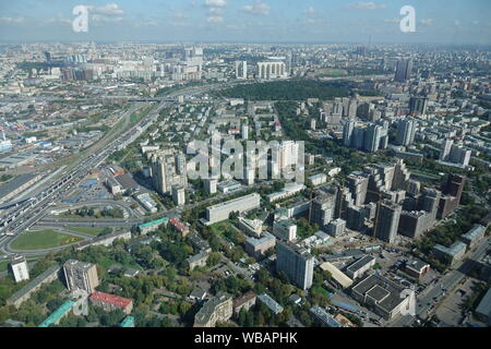 Moskau, Russland. 23 Aug, 2019. Blick über die Stadt Moskau aus dem Panorama Plattform Im Federation Tower, die die Besucher auf dem 89. Stock von 95 Etagen einen 360°-Panoramablick über die russische Hauptstadt bietet. Rund 500.000 Menschen haben in den 374 Meter hohen Turm - das erste Jahr seit der Plattform eröffnet wurde. Nach dem Chinesisch, Deutsche Touristen sind auf dem zweiten Platz unter den ausländischen Besuchern. Credit: Ulf Mauder/dpa/Alamy leben Nachrichten Stockfoto