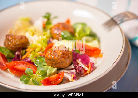 Bunte frisches Gemüse Salat mit Fleischbällchen. Nahaufnahme Stockfoto