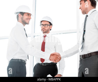 Zwei Architekten Händeschütteln nach einem Treffen im Büro Stockfoto