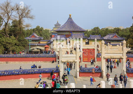 Editorial: Beijing, China, April 5, 2019 - Blick von der Altar mit Teil des kreisförmigen Damm im Komplex der Himmelstempel in Peking Stockfoto