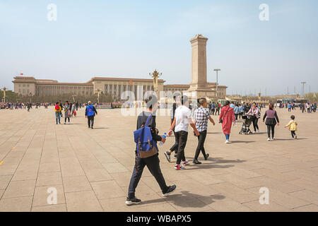 Editorial: Beijing, China, April 5, 2019 - Menschen zu Fuß über den Platz des Himmlischen Friedens im Zentrum von Peking Stockfoto