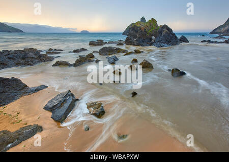 Küste bei Sonnenuntergang im Baskenland. Laga Beach. Euskadi, Spanien Stockfoto