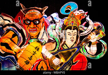 JAN 22, 2014 Aomori, Japan: Riesige beleuchtete Nebuta Schwimmer in Nebuta Warasse Museum, die Laternen sind Schwimmer aus sommerfest Nebuta Matsuri Stockfoto