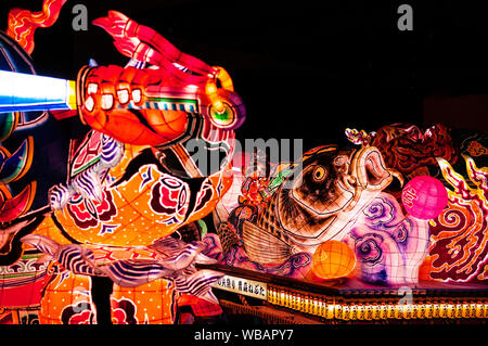 JAN 22, 2014 Aomori, Japan: Riesige beleuchtete Nebuta Schwimmer in Nebuta Warasse Museum, die Laternen sind Schwimmer aus sommerfest Nebuta Matsuri Stockfoto