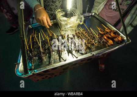 Straße Verkäufer verkaufen gebratene Insekten entlang Pub Street, Siem Reap, Kambodscha. Stockfoto