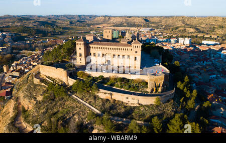 Malerische Herbstlandschaft mit imposanten mittelalterlichen Burg von Calatrava in Spanischen Alcaniz Stockfoto