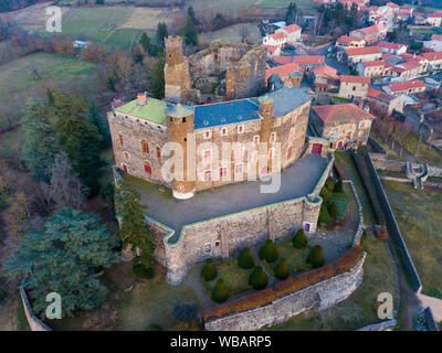 Luftaufnahme von eindrucksvollen mittelalterlichen Burg von Chateau de Bouzols auf einem Hügel in der Gemeinde von Saint-Germain-en-Velay, Frankreich Stockfoto