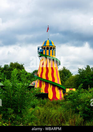 Vintage Helter Skelter auf der Kirmes. Stockfoto