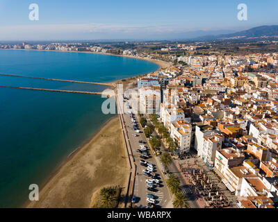 Panoramablick vom Dröhnen der mediterranen Seenlandschaft von Roses, Spanien Stockfoto