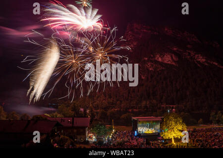 Open Air Konzert der Philharmonie Bad Reichenhall am Thumsee nahe Bad Reichenhall mit einem riesigen Feuerwerk, Berchtesgaden, Deutschland.. Stockfoto