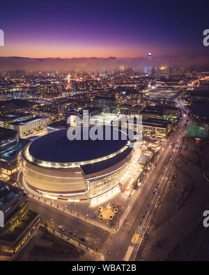 San Francisco, Kalifornien/USA - 24. August 2019: Luftaufnahme der Chase Zentrum Krieger Arena und der San Francisco Skyline bei Nacht Stockfoto