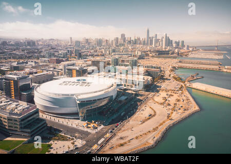 San Francisco, Kalifornien/USA - 23. August 2019: Luftaufnahme der Chase Zentrum Krieger Arena und die Skyline von San Francisco. Stockfoto