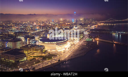 San Francisco, Kalifornien/USA - 24. August 2019: Luftaufnahme der Chase Zentrum Krieger Arena und der San Francisco Skyline bei Nacht Stockfoto