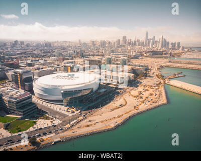 San Francisco, Kalifornien/USA - 23. August 2019: Luftaufnahme der Chase Zentrum Krieger Arena und die Skyline von San Francisco. Stockfoto