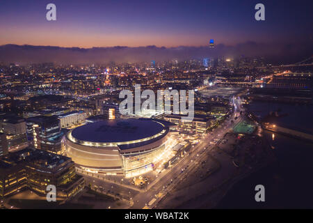 San Francisco, Kalifornien/USA - 24. August 2019: Luftaufnahme der Chase Zentrum Krieger Arena und der San Francisco Skyline bei Nacht Stockfoto