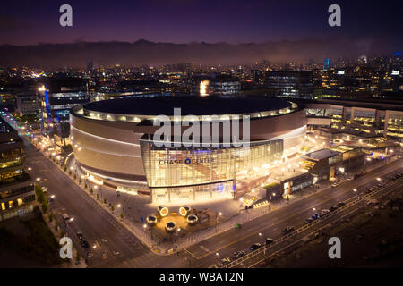 San Francisco, Kalifornien/USA - 24. August 2019: Luftaufnahme der Chase Zentrum Krieger Arena und der San Francisco Skyline bei Nacht Stockfoto