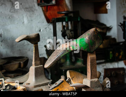 Innenraum von einem altmodischen Cobblers Shop, Anzeigen vintage Tools. Stockfoto