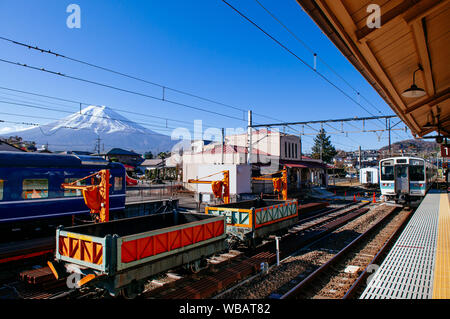 NOV 30, 2018 Fujiyoshida, Japan - Fuji Berg Schnee bedeckt und Züge bei Shimoyoshida Station im Vordergrund. Tokio - kawaguchiko Route touristische Transit Stockfoto