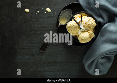 Hausgemachte Natur Bio Vanille Eis Löffel in eine Schüssel geben. Stockfoto