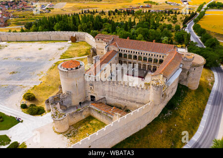 Malerische Sommer Landschaft mit mittelalterlichen Cuellar Schloss in der spanischen Provinz Segovia Stockfoto