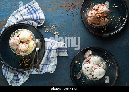 Satz von Eis Kugeln in verschiedenen Farben und Geschmacksrichtungen mit Beeren, Nüssen und Früchten Stockfoto