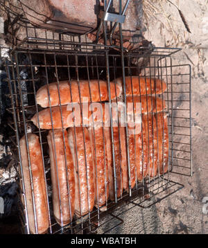 Kupaty Huhn gebraten auf einem Feuer. Grill aus kupaty. Stockfoto