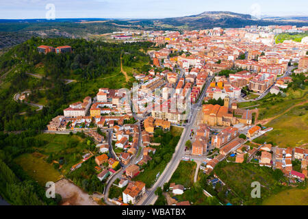 Luftaufnahme von kleinen spanischen Stadt Soria auf dem Hintergrund der malerischen Landschaft mit Fluss und grünen Hügeln Stockfoto