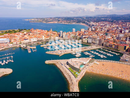 Panoramablick auf das Luftbild von Gijon am Atlantik Küste mit Blick auf die Marina mit angelegten Vergnügen Yachten, Spanien Stockfoto