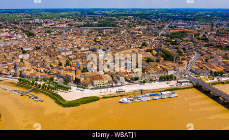 Panoramablick auf das Luftbild von Libourne Stadt am Fluss Dordogne an sonnigen Sommertagen, Gironde, Frankreich Stockfoto