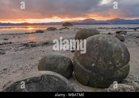 Koutu Boulders bei Sonnenuntergang, Wauseon, weit im Norden Bezirk, Norhland, North Island, Neuseeland Stockfoto