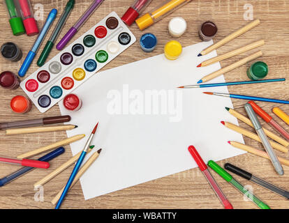 Schule Netzteile auf einem Schreibtisch aus Holz, Papier, Farben und Stifte zum Zeichnen Stockfoto