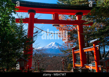 Rote Torii Tor der Chureito Pagode und schneebedeckten Mount Fuji unter Herbst blauer Himmel in der Mitte. - Shimoyoshida Arakurayama Sengen Park in Fujiyoshida n Stockfoto