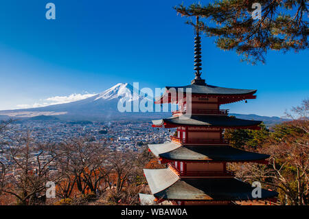 Red Chureito Pagode und schneebedeckten Mount Fuji blauen Himmel im Herbst. Sengen Arakurayama Shimoyoshida-Park in der Nähe von Fujiyoshida Kawaguchigo Stockfoto