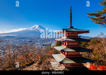 Red Chureito Pagode und schneebedeckten Mount Fuji blauen Himmel im Herbst. Sengen Arakurayama Shimoyoshida-Park in der Nähe von Fujiyoshida Kawaguchigo Stockfoto