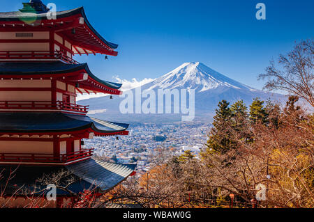 Red Chureito Pagode und schneebedeckten Mount Fuji blauen Himmel im Herbst. Sengen Arakurayama Shimoyoshida-Park in der Nähe von Fujiyoshida Kawaguchigo Stockfoto