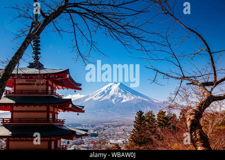 Red Chureito Pagode und schneebedeckten Mount Fuji blauen Himmel im Herbst. Sengen Arakurayama Shimoyoshida-Park in der Nähe von Fujiyoshida Kawaguchigo Stockfoto