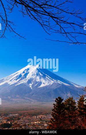 Mount Fuji mit Schnee und blauer Himmel mit Shimoyoshida Stadt aus Chureito Pagode Arakurayama Sengen Park in Fujiyoshida gesehen in der Nähe von Kawaguchigo Stockfoto