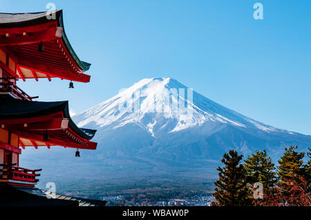 Red Chureito Pagode und schneebedeckten Mount Fuji blauen Himmel im Herbst. Sengen Arakurayama Shimoyoshida-Park in der Nähe von Fujiyoshida Kawaguchigo Stockfoto