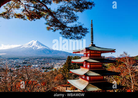 Red Chureito Pagode und schneebedeckten Mount Fuji blauen Himmel im Herbst. Sengen Arakurayama Shimoyoshida-Park in der Nähe von Fujiyoshida Kawaguchigo Stockfoto