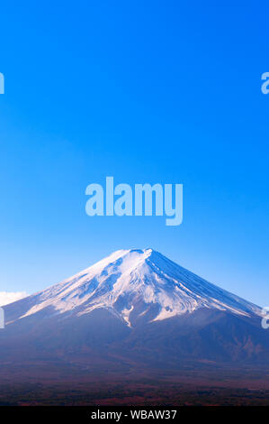 Mount Fuji mit Schnee bedeckt und blauer Himmel im Herbst Jahreszeit, deutlich von Chureito Pagode Arakurayama Sengen Park gesehen in der Nähe von Fujiyoshida Kawaguchigo Stockfoto