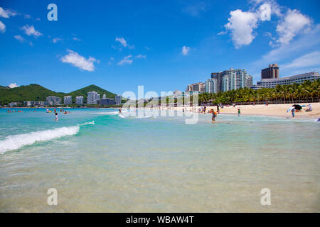 Hainan Insel tropischer sonniger Tag mit Meer und blauem Himmel Stockfoto