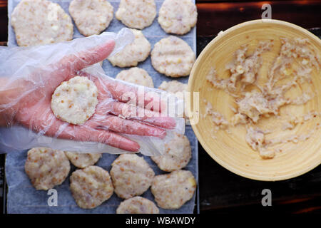 Frau Hand in der Nahrungsmittelindustrie, wenn 888 Torten vom Rohstoff Bambus Schale und auf Ofen Bar lassen Sie Gebäck Backen Stockfoto