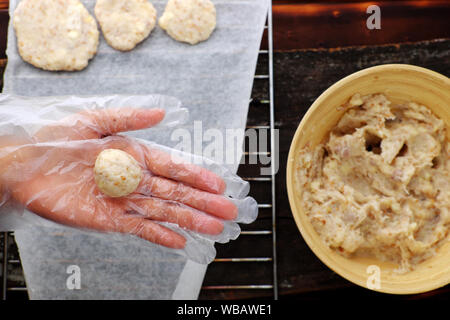 Frau Hand in der Nahrungsmittelindustrie, wenn 888 Torten vom Rohstoff Bambus Schale und auf Ofen Bar lassen Sie Gebäck Backen Stockfoto