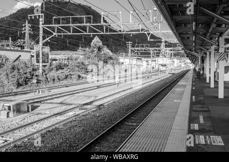 NOV 30, 2018 Otsuki, Japan - Leere Japan Otsuki Bahnsteig schwarz-weiß-Bild. Interchange Station zwischen JR und Fujikyu - Fuji Tozan ist Stockfoto