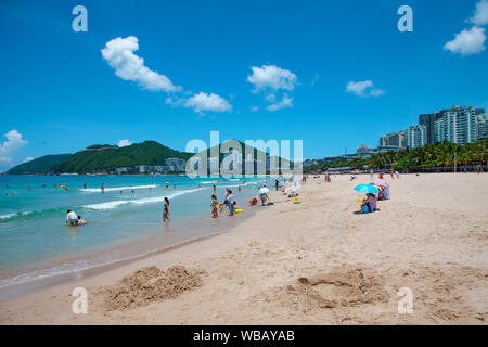 Hainan Insel tropischer sonniger Tag mit Meer und blauem Himmel Stockfoto