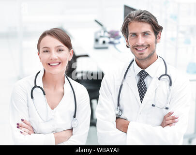 Porträt von zwei erfolgreichen professionellen Ärzten Arbeitnehmer in Mäntel Stockfoto