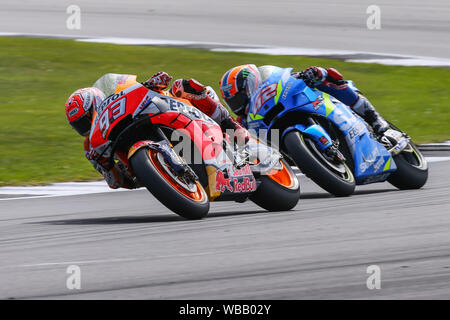 Silverstone, Großbritannien. 25. Juni 2019. MotoGP-Fahrer Marc Marquez (Repsol Honda Team) und MotoGP-Fahrer Alex Rins (Team SUZUKI ECSTAR) während der 2019 GoPro Britischen Grand Prix (MotoGP) in Silverstone Circuit, Towcester, England am 25. August 2019. Foto von David Horn Credit: PRiME Media Images/Alamy leben Nachrichten Stockfoto