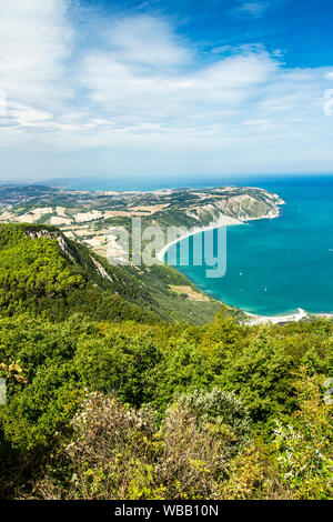 Felsen des Monte Conero Vorgebirge in der Adria. Ancona, Marken, Italien Stockfoto